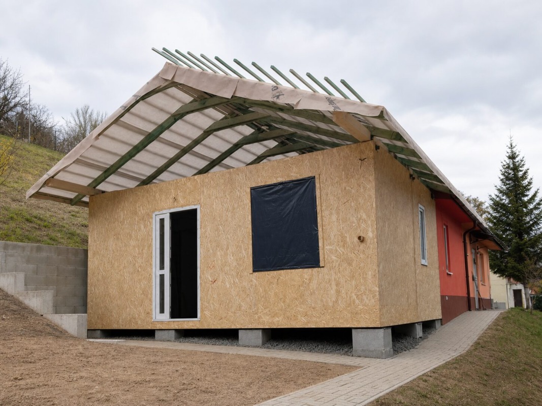 Dodatočná strecha nad modulárnou stavbou